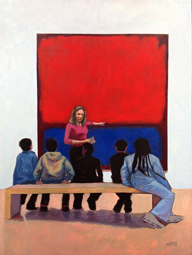 Una mujer en un museo explica una pintura a un grupo de niños sentados en un banco, con un gran cuadro abstracto de fondo en colores rojo y azul.