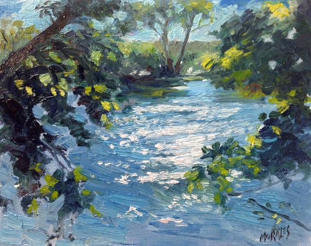 Pintura en óleo que muestra un río tranquilo rodeado de árboles y vegetación exuberante, con luces brillantes reflejándose en el agua.