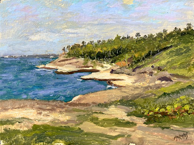 Pintura de un paisaje costero con vegetación exuberante y un mar sereno, bajo un cielo parcialmente nublado.