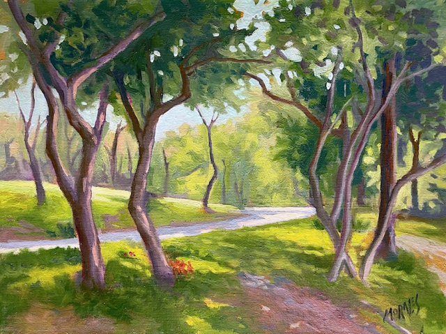 Pintura de un paisaje natural con árboles verdes, un camino serpenteante y luz suave filtrándose entre el follaje.