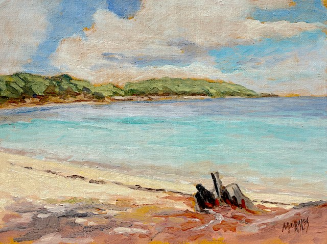 Pintura de un paisaje costero con aguas tranquilas, una playa de arena y vegetación verde en el fondo bajo un cielo parcialmente nublado.