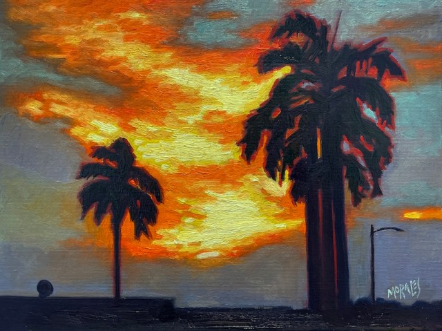 Pintura que muestra un atardecer vibrante con palmeras en silueta, resaltando tonos naranja y gris en el cielo.