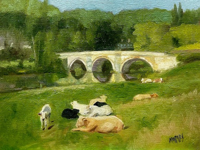 Pintura de un paisaje rural con vacas pastando en un prado verde y un puente de arco en el fondo, rodeado de árboles.