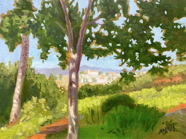 Paisaje natural con árboles verdes y un fondo de colinas y edificaciones de Granada en la distancia, pintado al óleo.