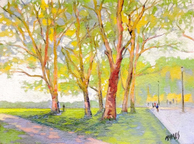 Pintura de un paisaje natural con árboles grandes y un camino, iluminado por la luz del sol, donde se ven personas caminando.