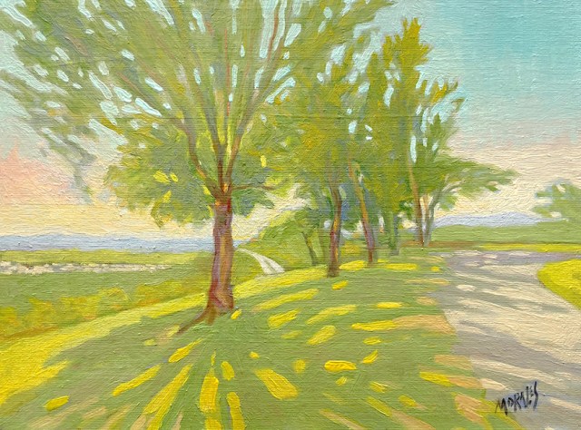 Pintura de un paisaje natural con árboles verdes y un camino, iluminado por la luz del sol, que se extiende hacia un horizonte montañoso.