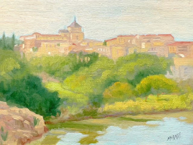 Pintura al óleo que representa un paisaje con la ciudad de Toledo sobre una colina, rodeada de árboles y vegetación, reflejando en un cuerpo de agua en primer plano.