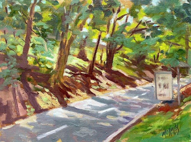 Pintura de un camino arbolado bañado por la luz del sol, con árboles verdes a los lados y un cartel en la orilla.