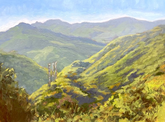 Pintura de un paisaje montañoso con colinas verdes y un cielo claro. Se observan tres postes en la ladera, lo que sugiere una intervención humana en la naturaleza.