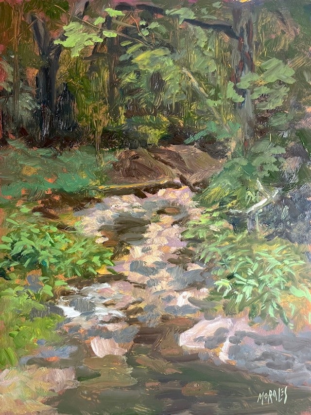 Pintura de un arroyo rodeado de vegetación densa, reflejando una escena serena y natural.