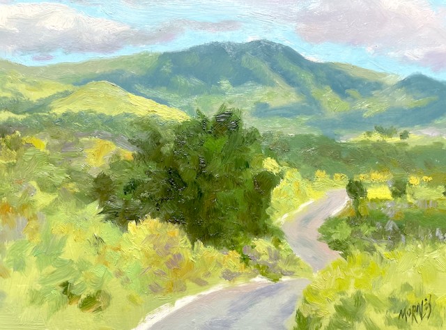 Pintura de un paisaje montañoso con un camino curvado rodeado de vegetación y montañas al fondo bajo un cielo parcialmente nublado.