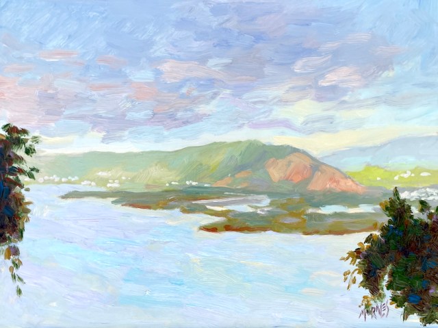 Paisaje montañoso con una bahía y nubes en el cielo, pintado en estilo plein air.
