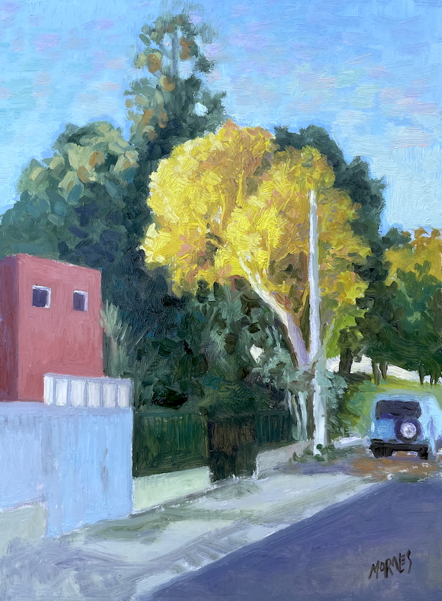 Pintura de un paisaje urbano con un árbol de roble amarillo vibrante, una casa de color rojo y un vehículo azul estacionado en la calle.