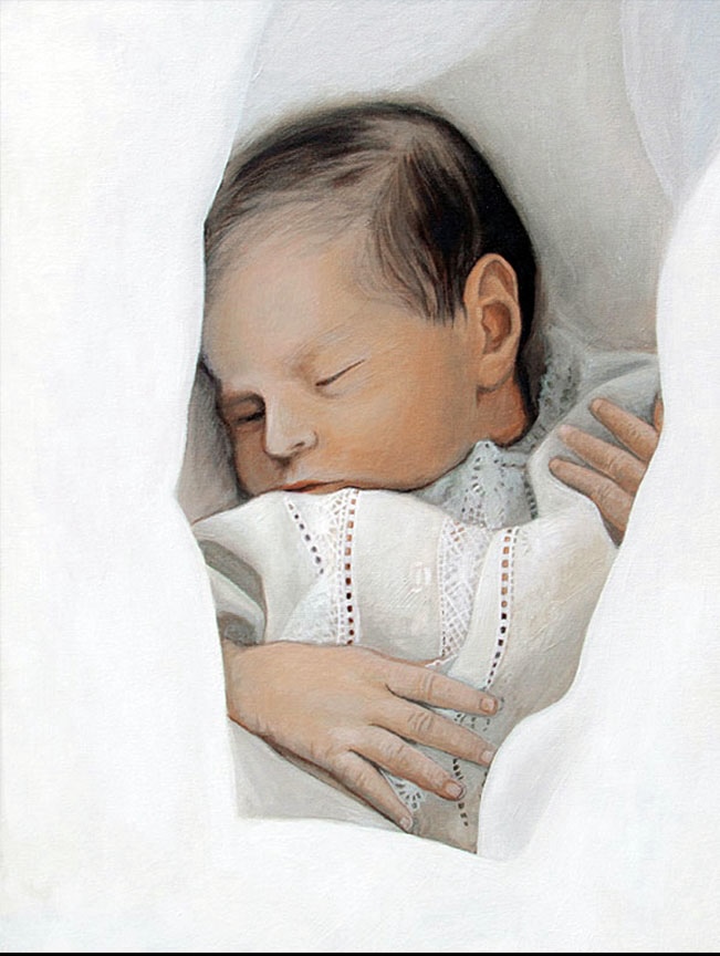 Representación de un bebé dormido envuelto en una manta blanca con detalles en encaje. Su rostro muestra ternura y tranquilidad, mientras sus pequeñas manos están delicadamente cruzadas sobre su pecho.
