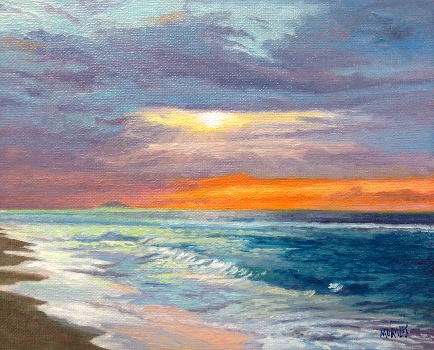 Pintura de un paisaje costero al atardecer, con tonalidades de naranja y azul reflejadas en el mar y nubes en el cielo.