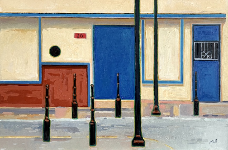 Pintura de una fachada urbana con puertas azules y un número 28 en color rojo, adornada con postes en primer plano.