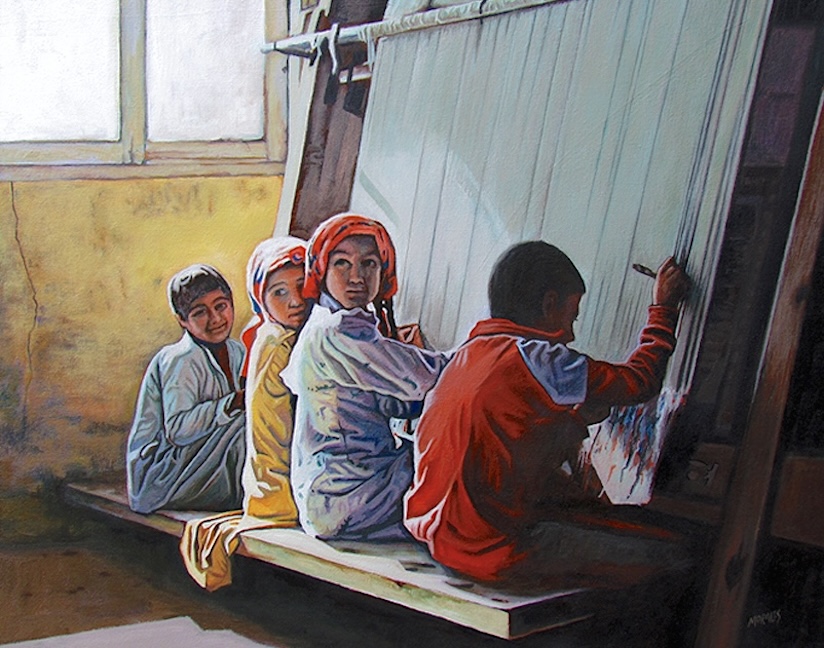 Cuatro niños sentados en una banca, trabajando en un telar en un entorno luminoso. Visten ropas del Medio Oriente y parecen concentrados en su tarea.