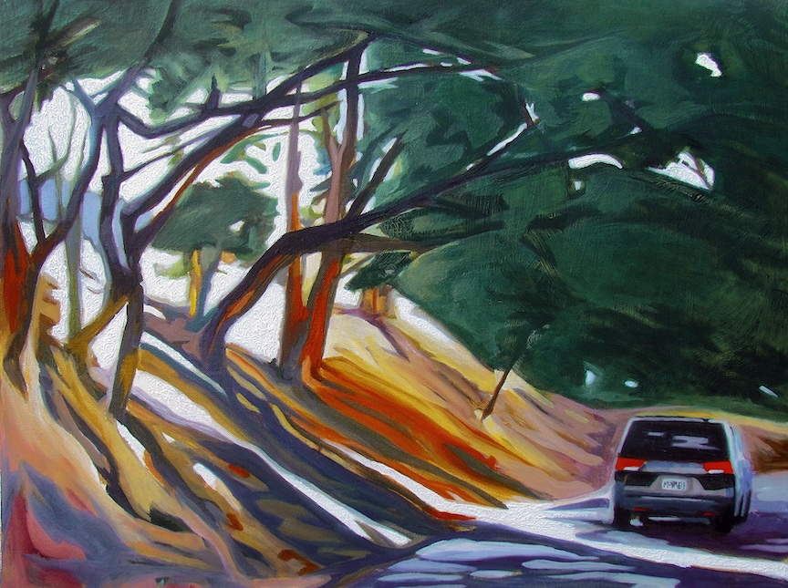 Pintura que muestra un camino rodeado de árboles, con un automóvil oscuro transitando por la carretera. La escena se presenta en tonos verdes y marrones, evocando un paisaje natural sereno.