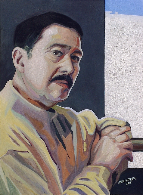 Retrato de un hombre en primer plano, vestido con una camisa clara, con expresión pensativa y apoyando los brazos sobre una barandilla. Fondo con tonos neutros y textura.