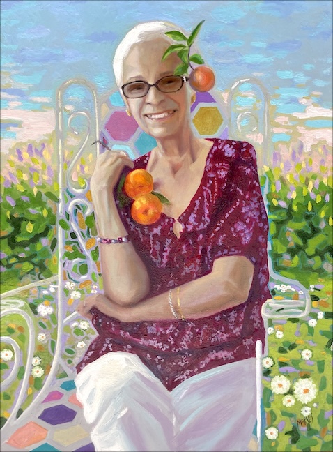 Retrato de una mujer anciana sonriente con gafas, sentada en una silla decorativa, sosteniendo dos naranjas en su mano, con un fondo de flores y un cielo azul.