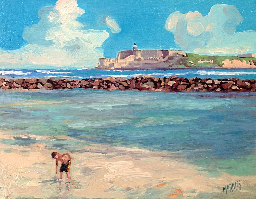 Pintura de un niño jugando en la playa, con un paisaje marino de fondo y una fortaleza en la distancia bajo un cielo azul con nubes blancas.