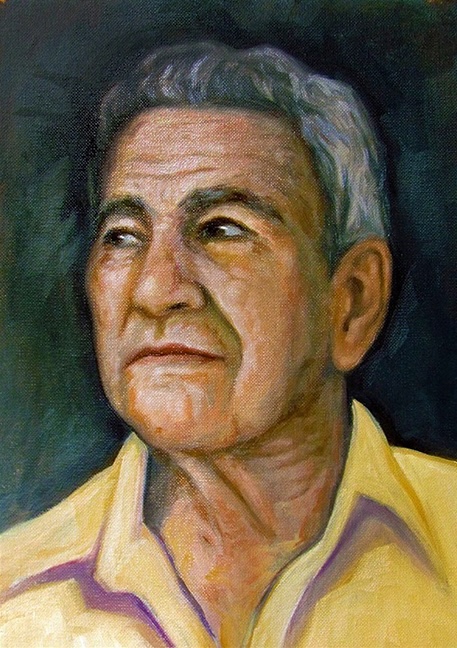 Retrato de un hombre mayor con cabello canoso, que lleva una camisa amarilla. Su expresión facial refleja serenidad y contemplación, con un fondo oscuro que resalta su figura.