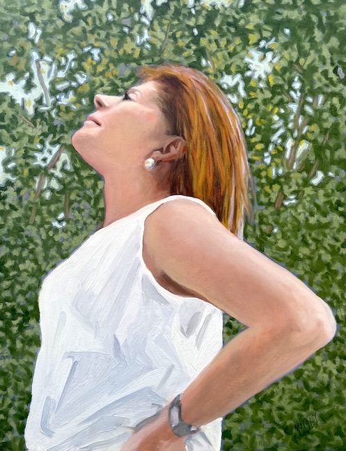 Retrato realista de una mujer con cabello castaño claro y pendientes, mirando hacia el cielo con una expresión contemplativa, vestida con una blusa blanca, fondo de vegetación difusa.