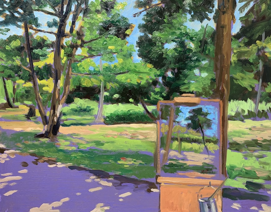 Un paisaje natural con árboles verdes y un lienzo que refleja la misma escena, capturando la belleza del entorno.