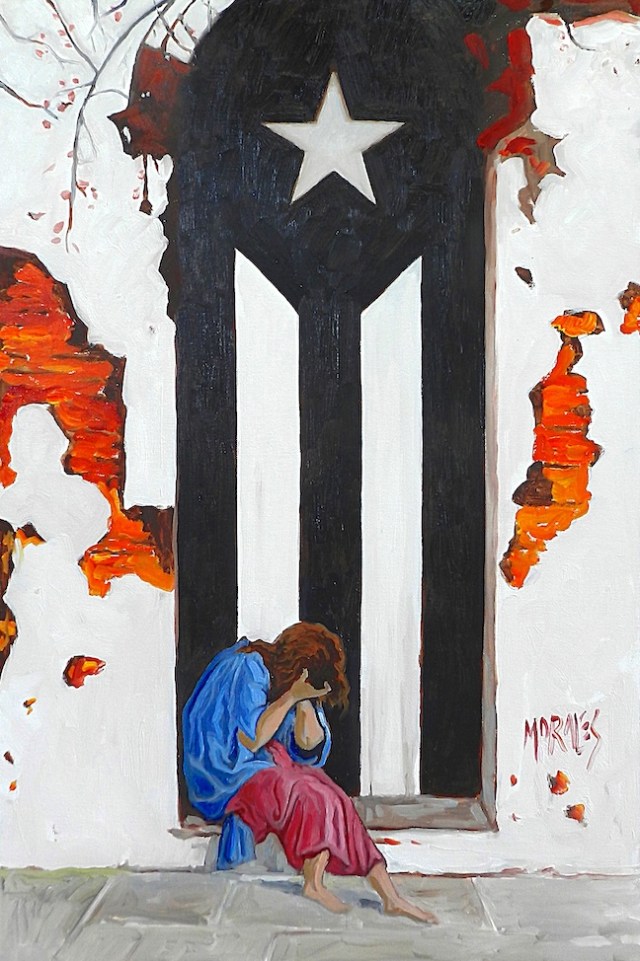 Una figura femenina sentada contra una pared decorada con la estrella y diseño de la bandera puertorriqueña, mostrando una expresión de tristeza.
