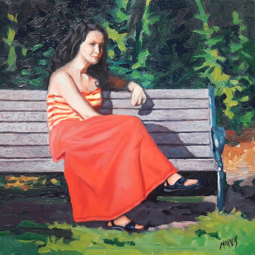 Retrato de una mujer sentada en un banco, luciendo una blusa de rayas y una falda roja, en un entorno natural con vegetación de fondo.