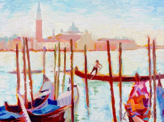 Pintura impresionista de un paisaje acuático con gondolas en primer plano y una ciudad al fondo, reflejada en el agua.
