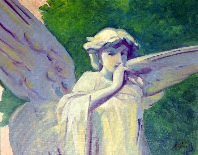 Escultura de un ángel con alas, en tonos suaves, que hace un gesto de silencio, frente a un fondo verde.