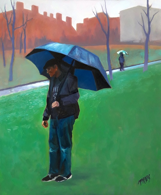 Un hombre de pie bajo una sombrilla azul en un paisaje urbano, con árboles desnudos y otra figura caminando al fondo.