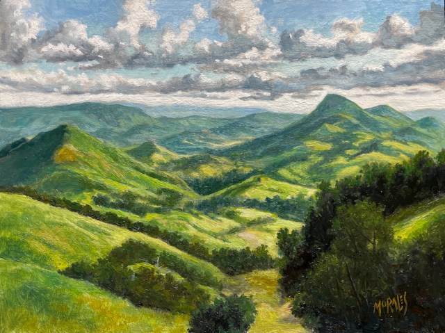 Pintura de un paisaje montañoso con colinas verdes, un cielo parcialmente nublado y árboles en primer plano.