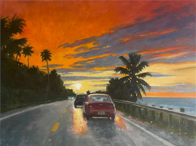 Pintura de un atardecer vibrante sobre una carretera costera, con palmeras a los lados y vehículos en movimiento.