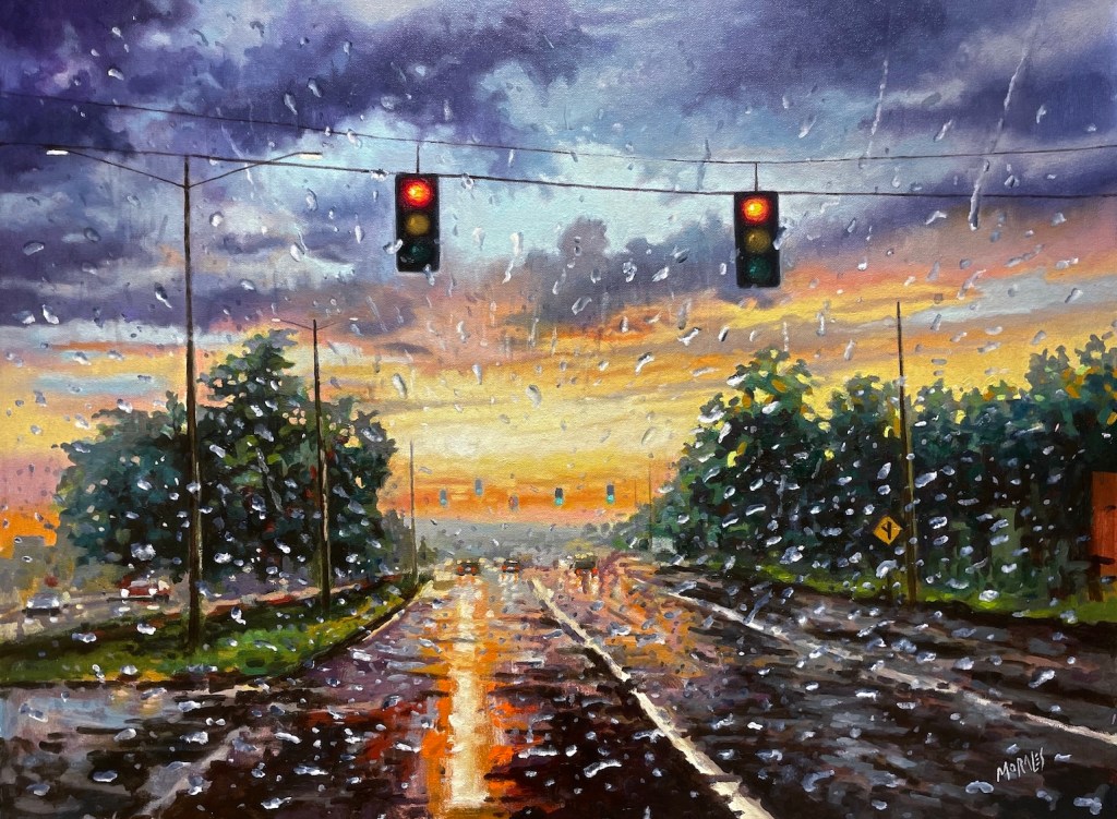 Pintura de un paisaje urbano en un día lluvioso, mostrando una carretera mojada bajo un cielo nublado y un atardecer colorido, con semáforos visibles y gotas de lluvia en el primer plano.